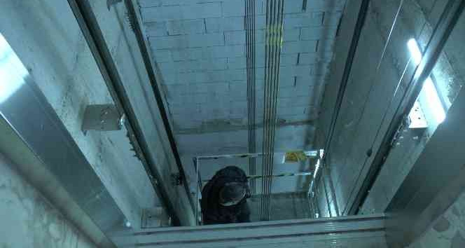 "Kırmızı etiketli asansörleri kullanmayın"