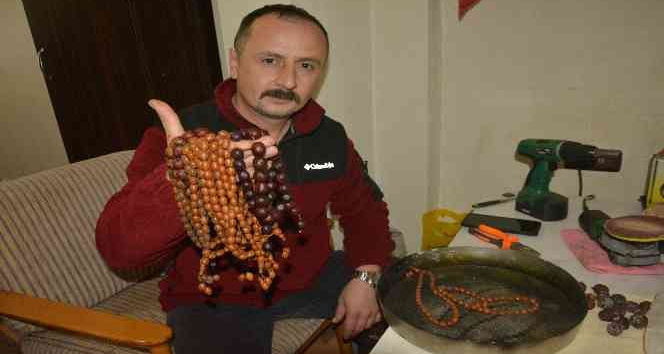 Manyetik kumdan yaptığı tespihleri yurt içi ve yurt ve dışında satıyor