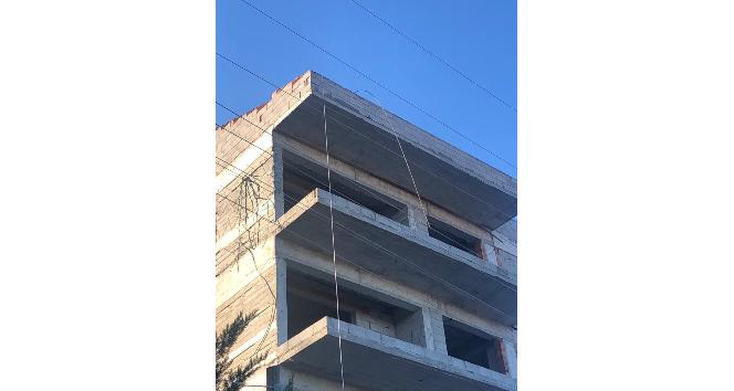 İnşaat işçisi elektrik akımına kapılarak yaralandı