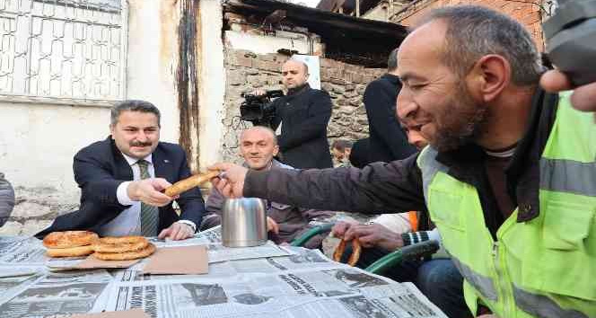Başkan Eroğlu’dan belediye işçilerine çay ile simit ikramı