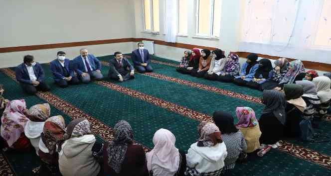Kaymakam Tunç, Hz. Hatice Yatılı Kız Kur’an Kursu öğrencileri ile biraraya geldi