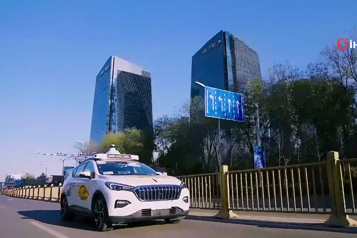 Pekin’de 100’den fazla otonom araç ilk kez ticari olarak denenmeye başladı