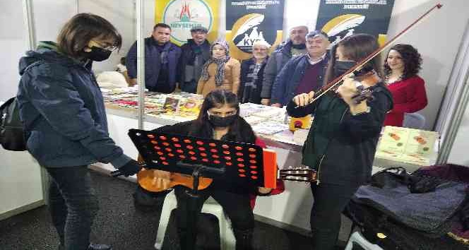 Kitap fuarında müzik dinletisi