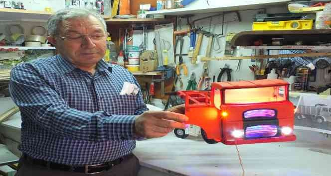 Kamyon ve otobüslere olan tutkusunu maketlere yansıttı