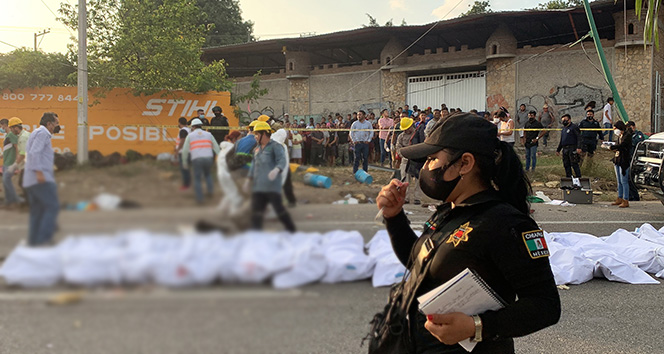 Meksikada göçmenleri taşıyan kamyon kaza yaptı: 54 ölü, 115 yaralı