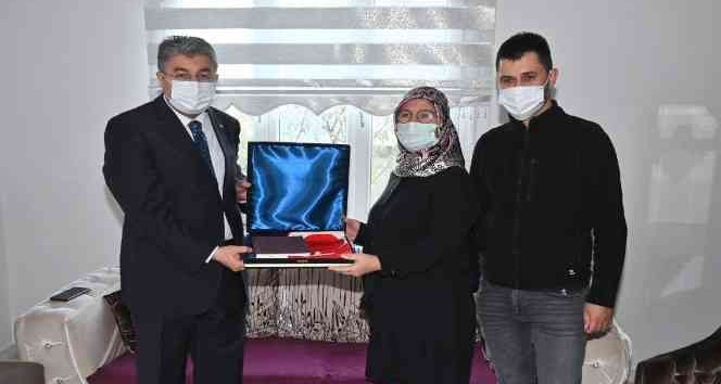 Vali Yılmaz: “Şehitlerimizin hatıralarını yaşatmak boynumuzun borcudur”