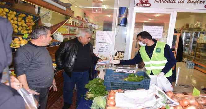 Osmaniye’de Belediyesi vatandaşlara maske dağıttı