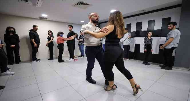 Tarık Akan Gençlik Merkezi’nde dans kurslarına büyük ilgi