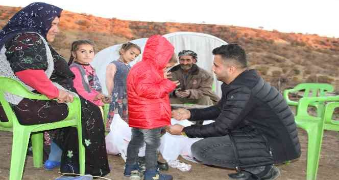 Silopili genç girişimci göçer çocuklarına mont ve bot hediye etti