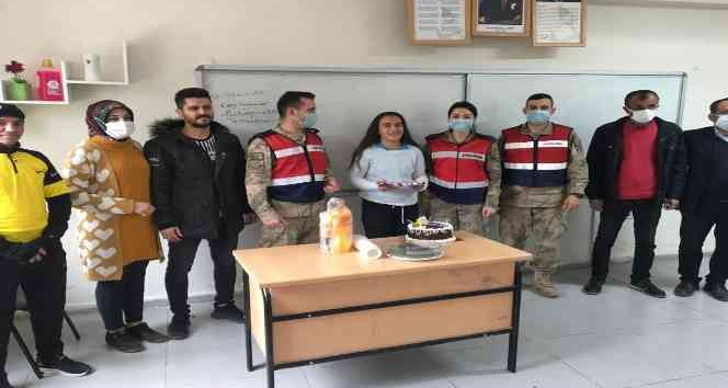 Hayranı olduğu jandarmadan lise öğrencisi Sosin’e doğum günü sürprizi