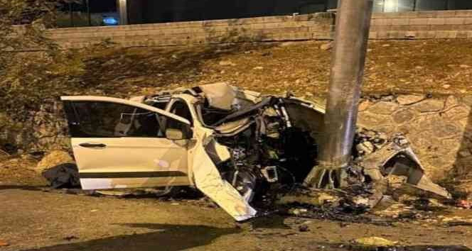 Tabela direğine çarpan aracın sürücüsü öldü