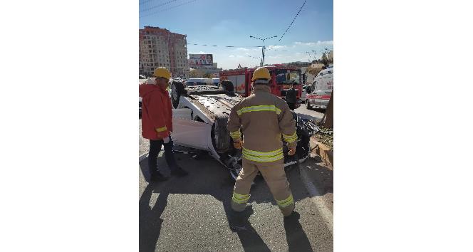 Motosiklete çarpmamak için orta direğe vuran otomobil takla attı: 4 yaralı