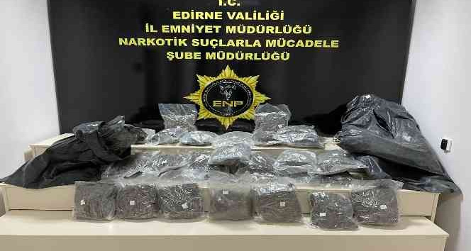 Yolda bulunan 14 kilo uyuşturucuya 4 tutuklama