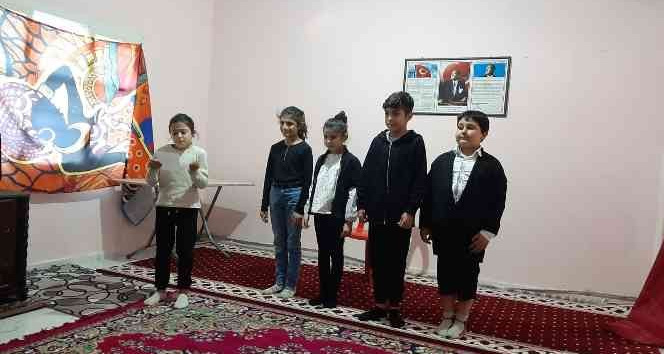 Köyüne açtığı kursla köy sakinlerine tiyatroyu sevdirdi