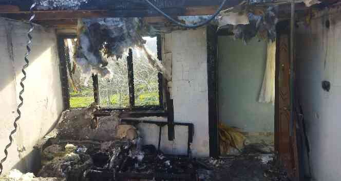 Soba bacasından çıkan yangın üst katı kullanılamaz hale getirdi