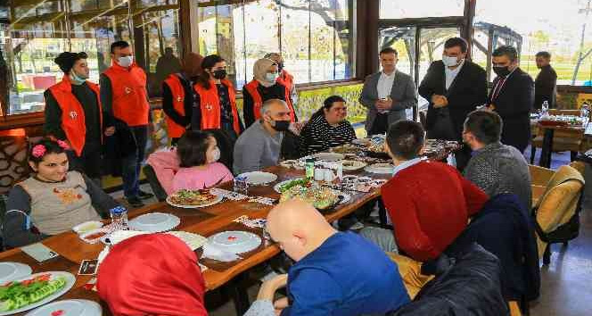 Başkan Çakın özel gereksinimli çocuklarla bir araya geldi