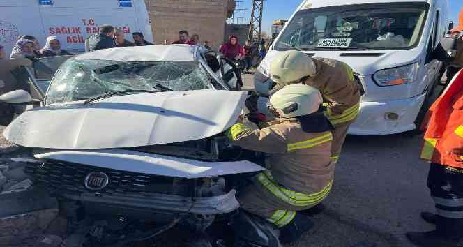 Mardin’de minibüs ile otomobil çarpıştı: 2’si çocuk 6 yaralı
