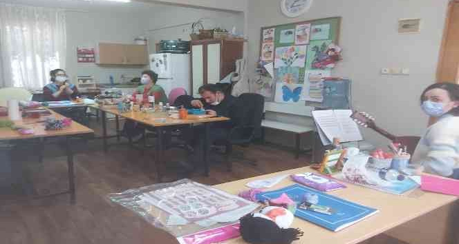 Burhaniye’de özel gençlere mandolin konseri