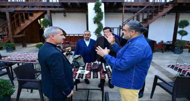 Başkan Çınar, sanatçıları tarihi konakta ağırladı