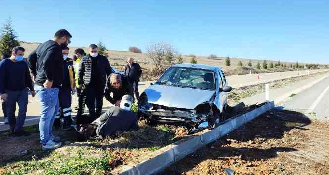 Otomobil orta refüje çarptı: 2 yaralı