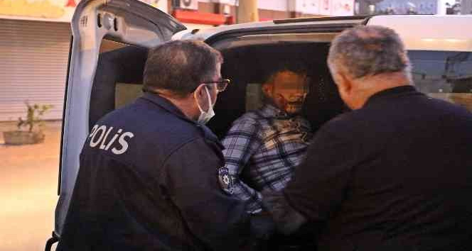 Uzman er kadın polisi sokak ortasında karnından bıçakladı