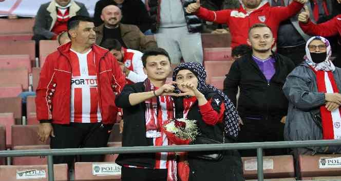 Samsunspor - Ankaragücü maçında evlilik teklifi