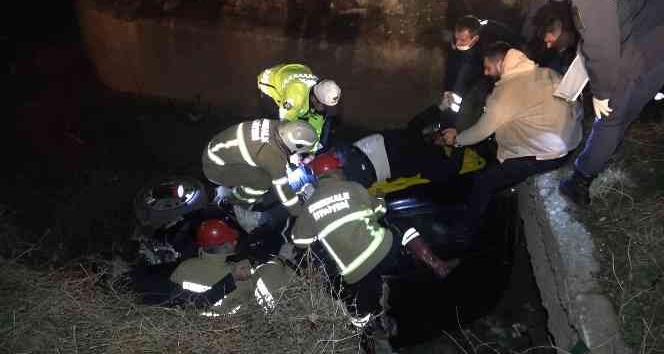Kontrolden çıkan otomobil dereye uçtu: Otomobilde sıkışan yaralıyı kurtarmak için herkes seferber oldu