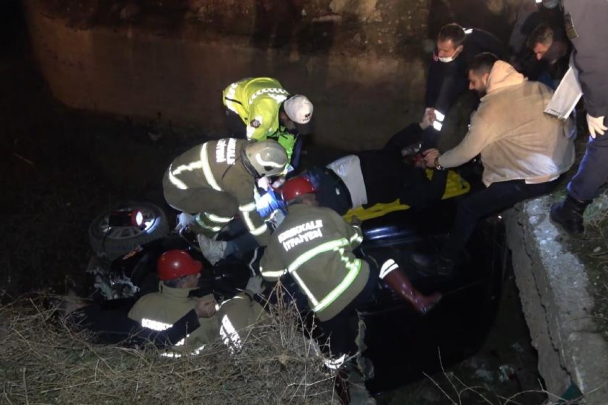 Kontrolden çıkan otomobil dereye uçtu: Otomobilde sıkışan yaralıyı kurtarmak için herkes seferber oldu