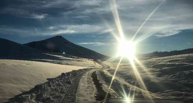 Şırnak’ta kardan kapanan köy yolları ekipler tarafından açılıyor