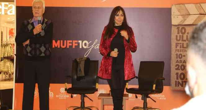 Yeşilçam oyuncuları Engin Çağlar ve Meral Konrat hayranlarıyla buluştu