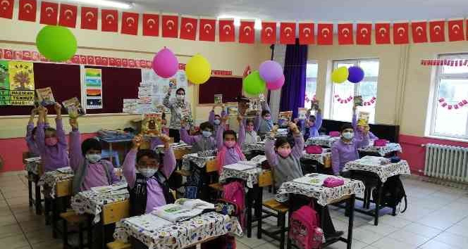 Oyuncak ve kitap bağışladı, ceza almaktan kurtuldu