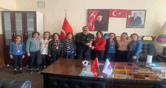 Belediye Başkanı Alihan Babat, voleybol il birincisi ortaokul öğrencilerini ödüllendirdi