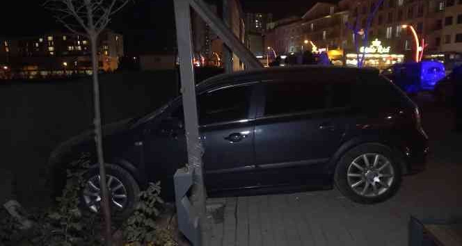 Alkollü sürücü, kaldırımdaki reklam tabelasına daldı