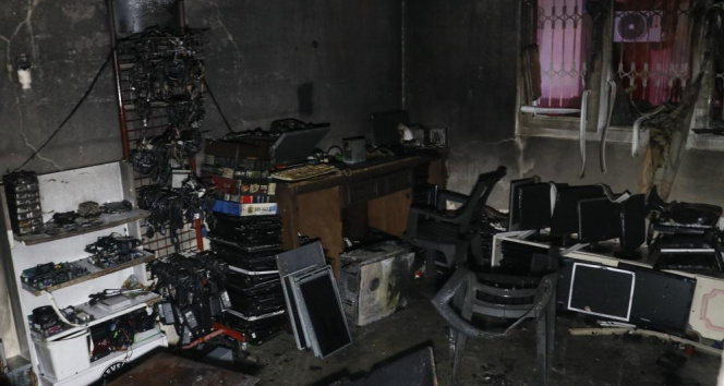 Müstakil evde elektronik eşyalar bomba üzere patladı