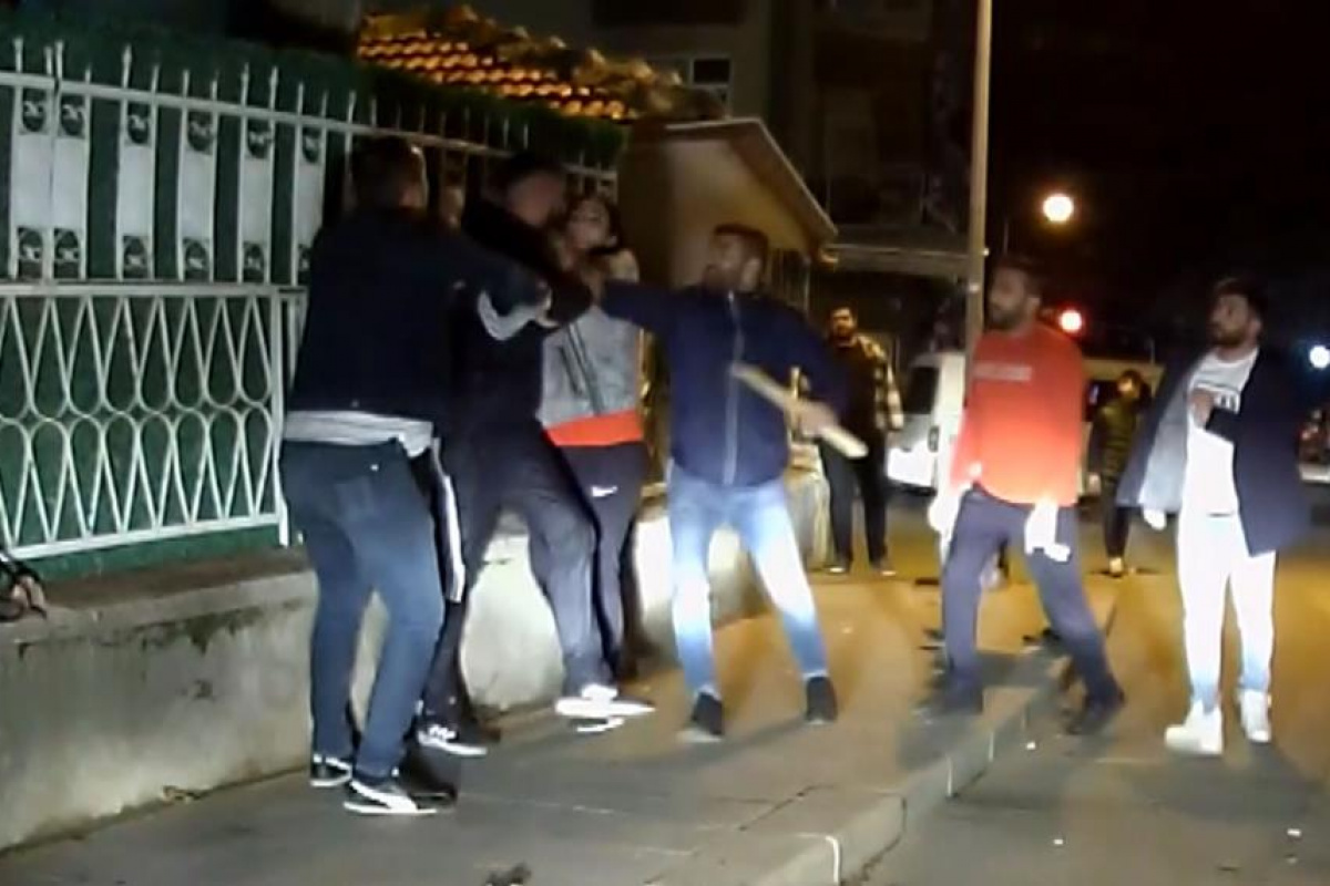 Sopa, yumruk ve tekmelerin havada uçuştuğu kavga anbean kameraya yansıdı