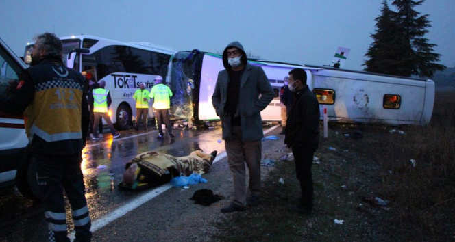 Amasyada yolcu otobüsü devrildi: 2 ölü, 24 yaralı