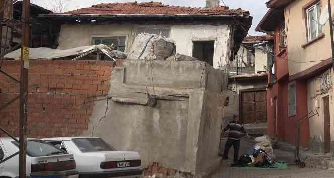 Bu mahallede yıkılmaya yüz tutan metruk binalar tehlike saçıyor