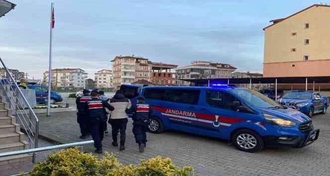 Ev hırsızları jandarmadan kaçamadı