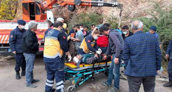 Devrilen traktörün altında kalan 2 kişi yaralandı