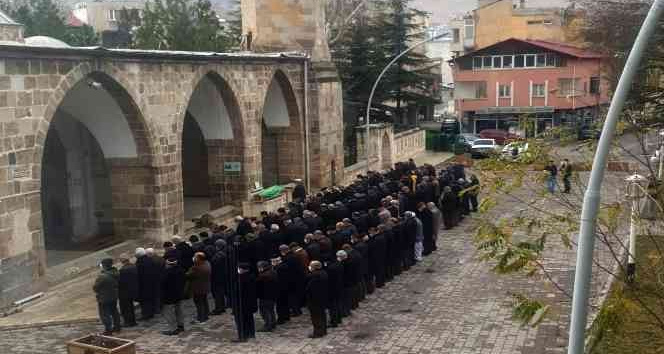 Sahte içkiden ölen emekli öğretmenin cenazesi defnedildi