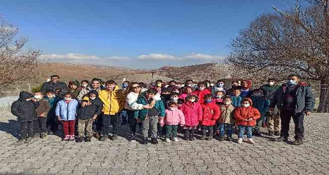 Gönüllülerden kırsal kesimde yaşayan çocuklara mont ve bot yardımı