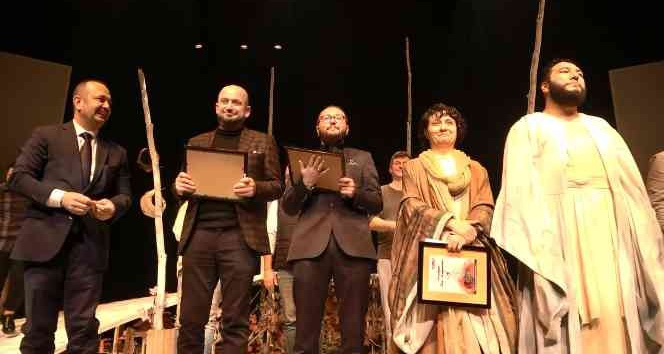 Yazar Burak Codur’un kaleme aldığı ‘‘Aradığın Seni Arayandır’’ isimli tiyatro oyunu ayakta alkışlandı