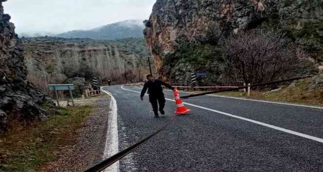 Nallıhan’da dağdan kopan taşlar elektrik direğini devirdi