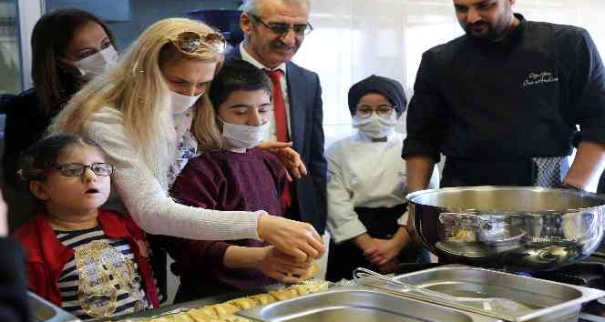 Mutfağa giren özel öğrenciler yöresel yemek pişirdiler