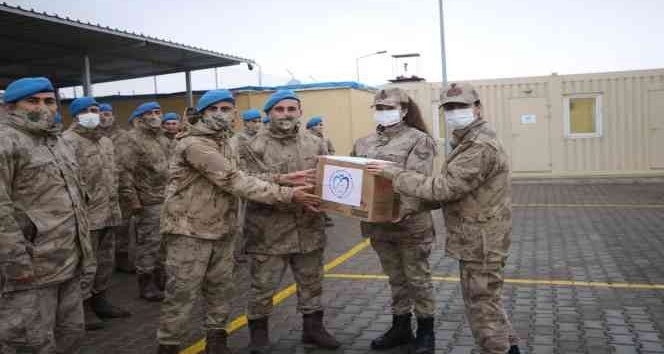 Öğrencilerden Mehmetçiğe mektup ile incir