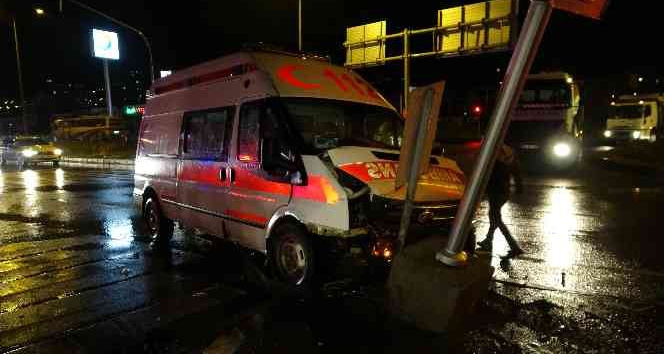 Ambulans ile iki otomobil çarpıştı: 1 yaralı