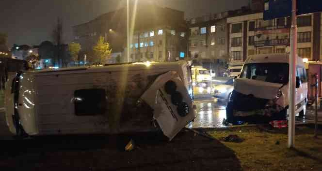 (ÖZEL) Gaziosmanpaşa’da iki servis minibüsü çarpıştı: 1 yaralı