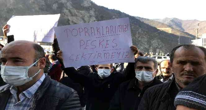 Gümüşhaneliler köylerine ait arazilerin Trabzon’a bağlanmasına tepki gösterdiler