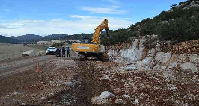 Korkuteli’nde yol yapım çalışması