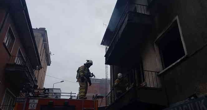 Evi yaktı, oturup bali çekti, itfaiyecileri görünce kayıplara karıştı